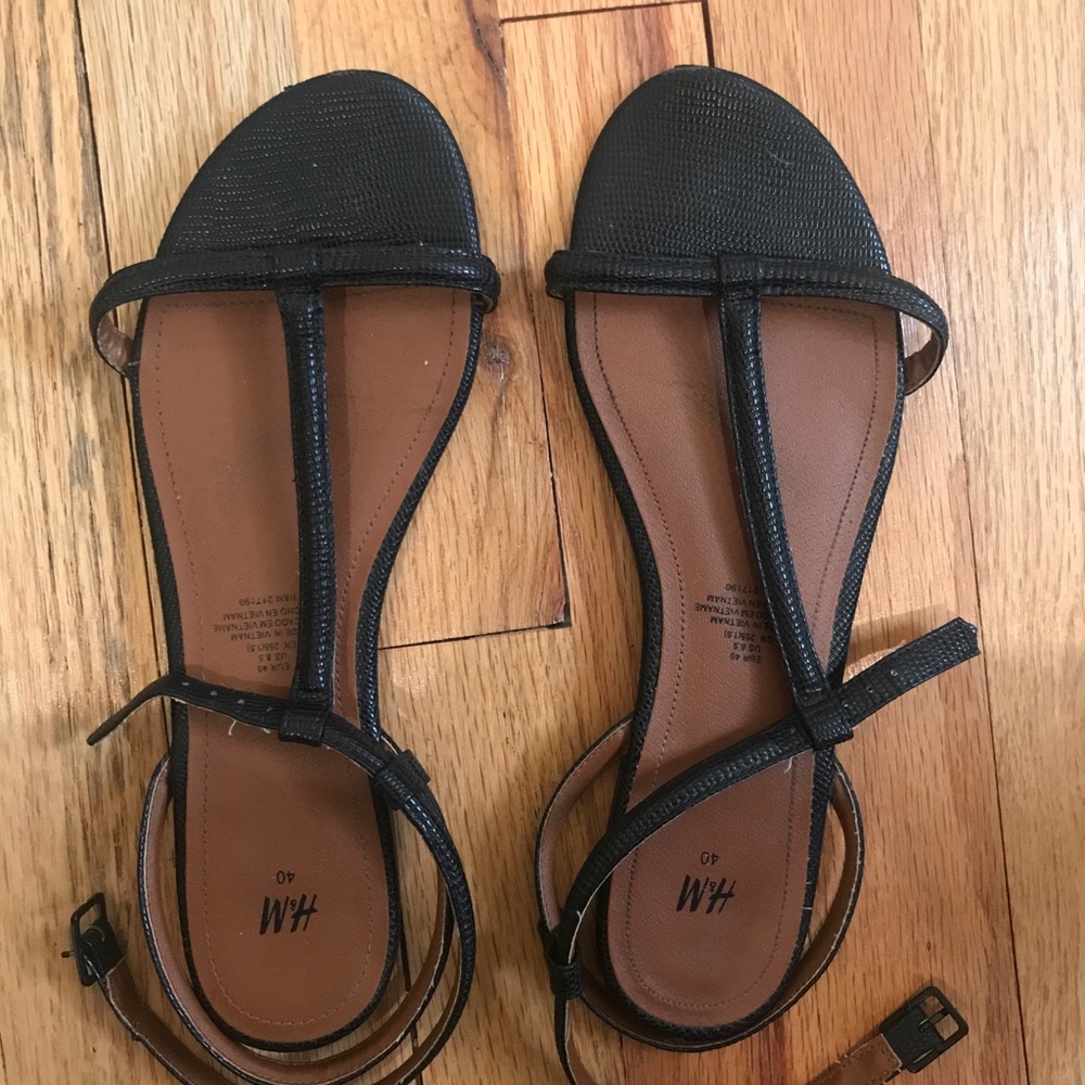 Like new Black textured leather flat sandals